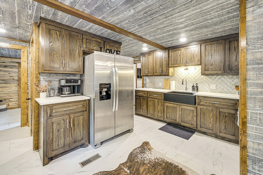 Hike, Fish & Unwind: Cabin w/ Yard in Broken Bow!