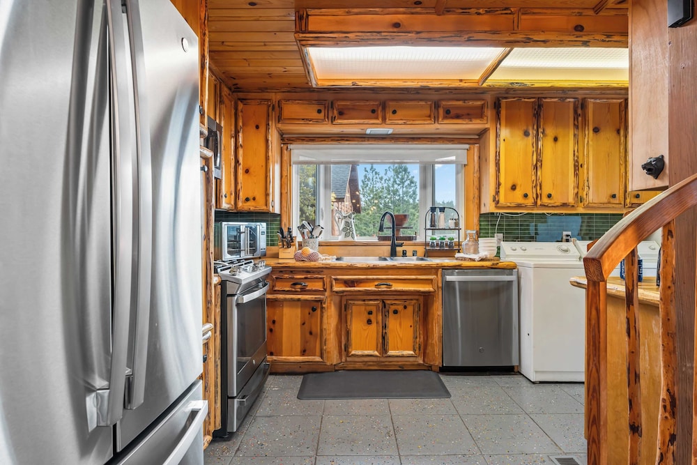 Scenic North Shore Stay w/ Games, Near Snow Summit Lakeview Lodge by Avantstay
