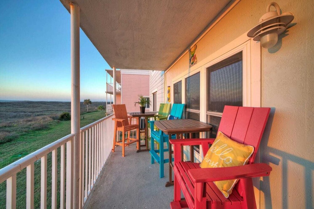 Sleeps 26 3 Island Retreat Condos w/ Beach Access, 2 Pools, Pickleball, Views