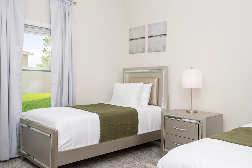 Stunning 5 Bd w/ Pool Close to Disney 8955 - Image 4