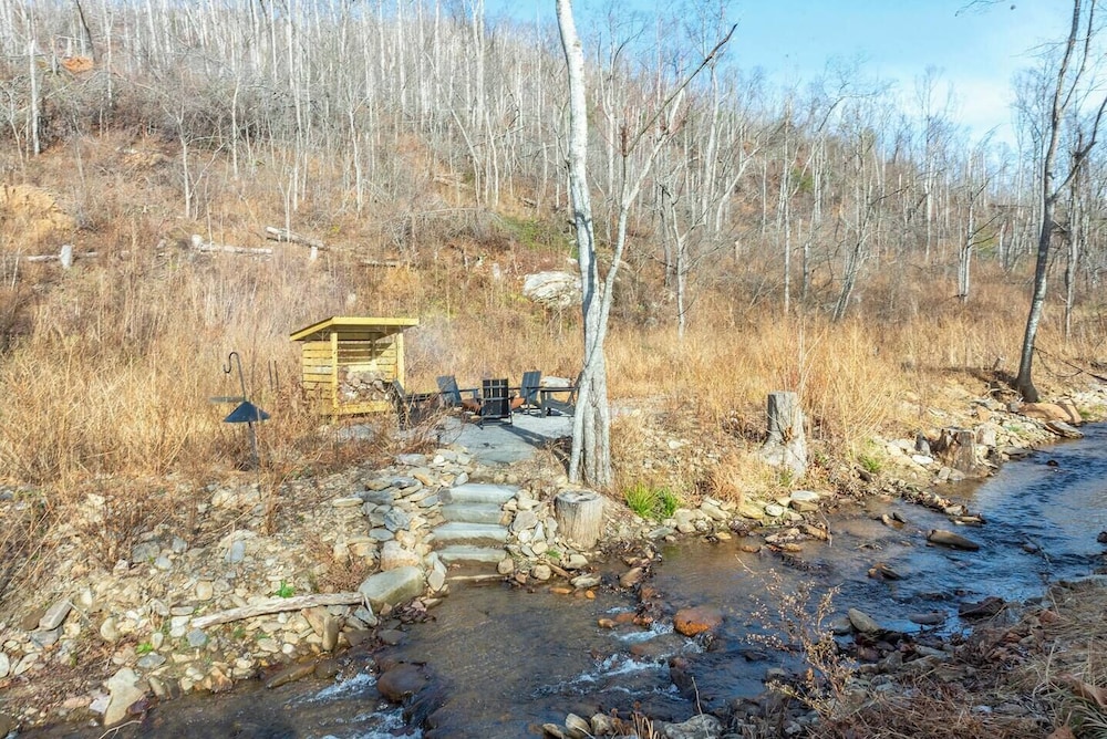 Creekside on Shope hot tub Fire pit