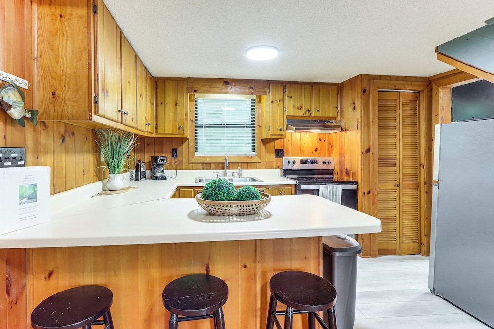 Cartecay River Retreat w/ Yard & Screened Porch!