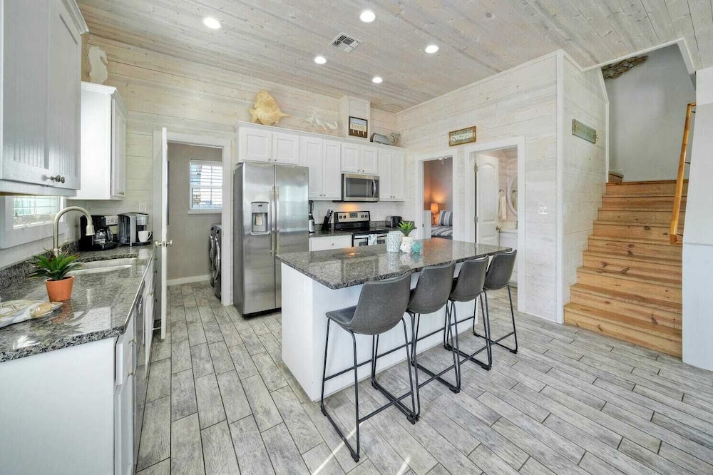 Sleeps 24, 2 Homes 2blocks to the Beach, Pool, Game Room, Patio w/ Outdoor Bar