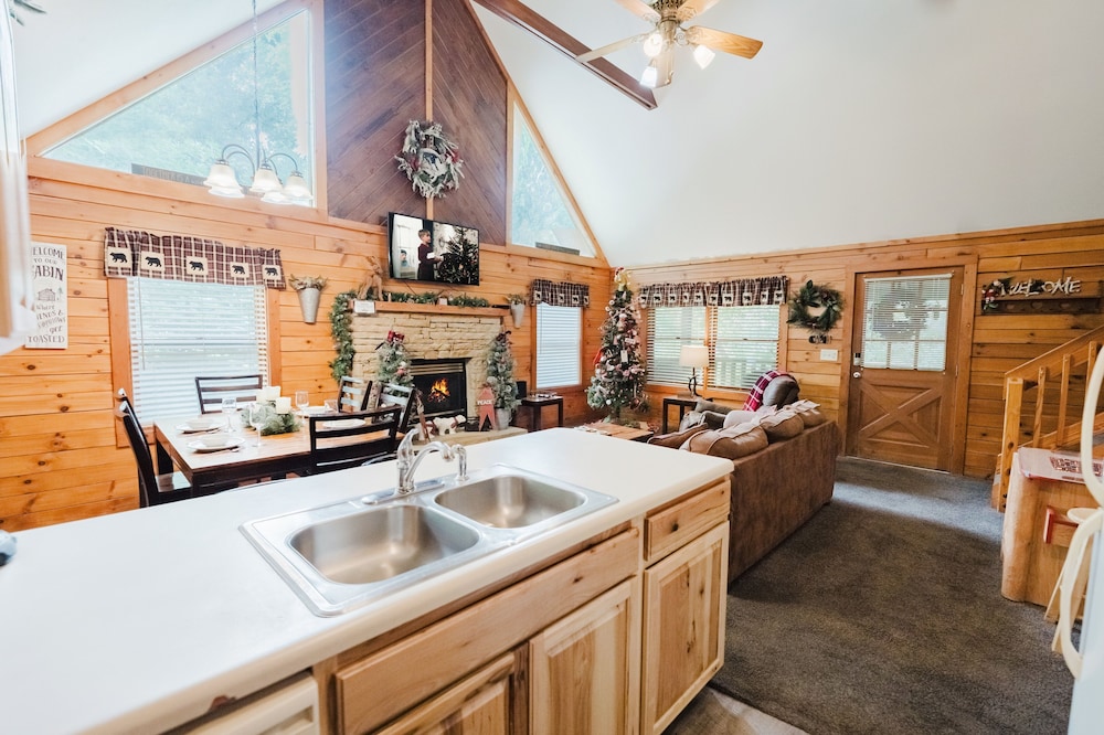 Always Christmas 2 Bedroom Cabin by RedAwning view 3