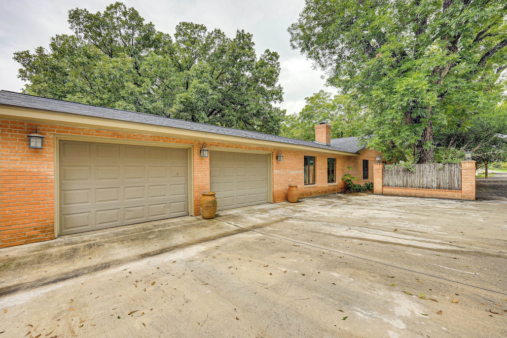 Del Rio Home w/ Large Yard, BBQ + Fireplace!