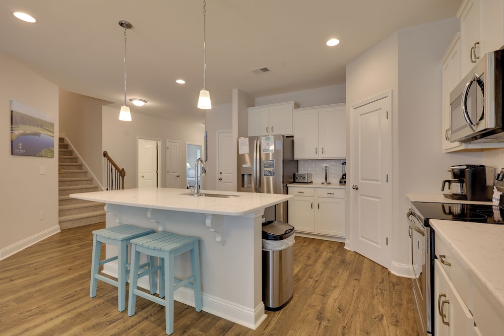 3 Mi to Golf & Waterway: Ocean Isle Beach Retreat!