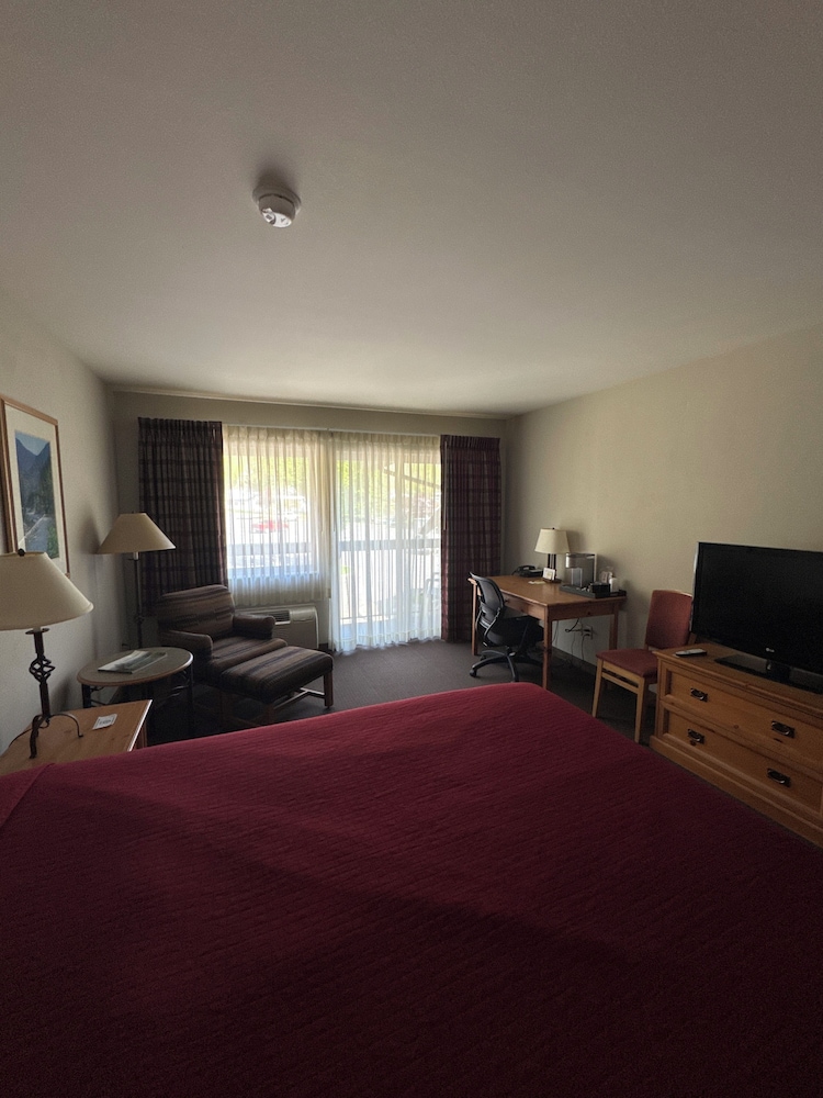 Salmon Rapids Lodge