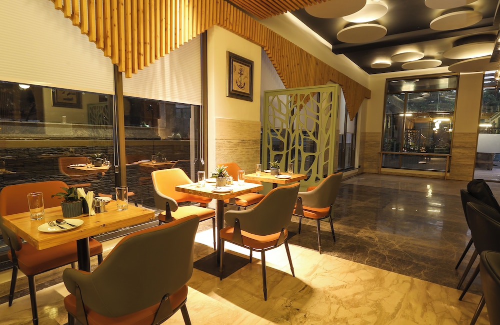 Hays AIR By Ahuja Residences - Golf Course Ext. Road & Sector 51
