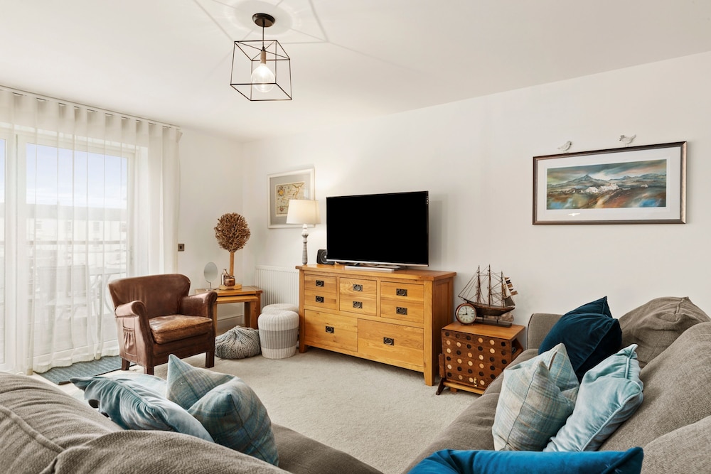 Maes-y-berllan - Close to Village and Beach
