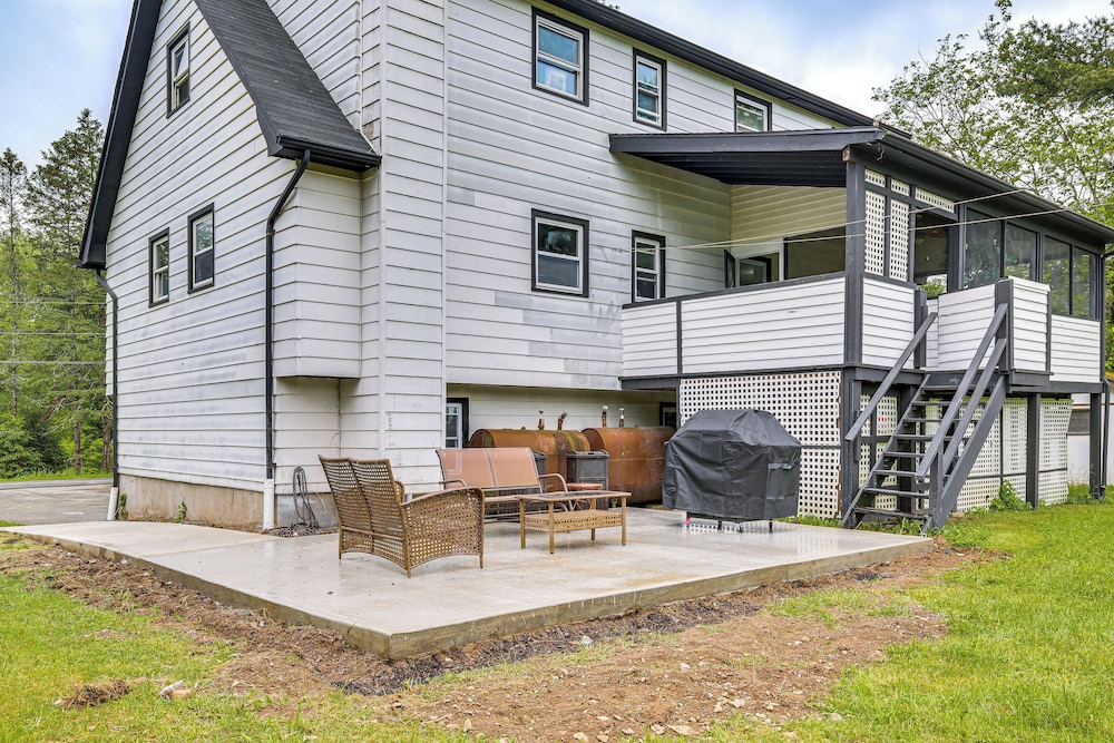 3 Mi to Main St: Modern New Paltz Home