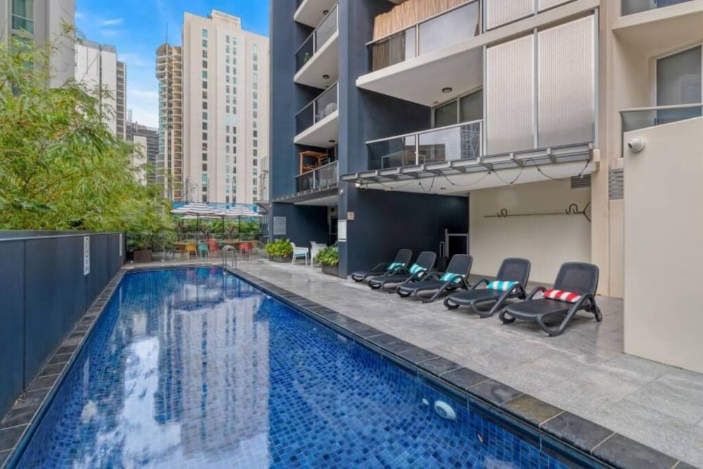 Brisbane Vacations - 2BR Stunning Views CBD Pool Gym Netflix - Property Image 4