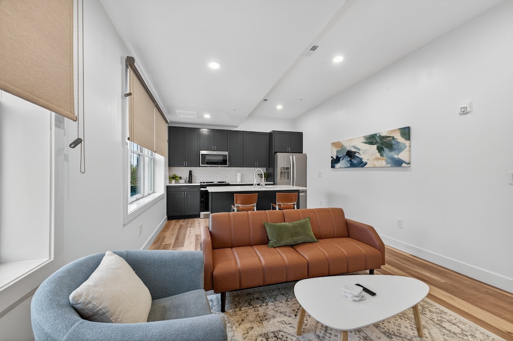 Stylish Downtown Unit With Historic Charm 2 Bedroom Apts