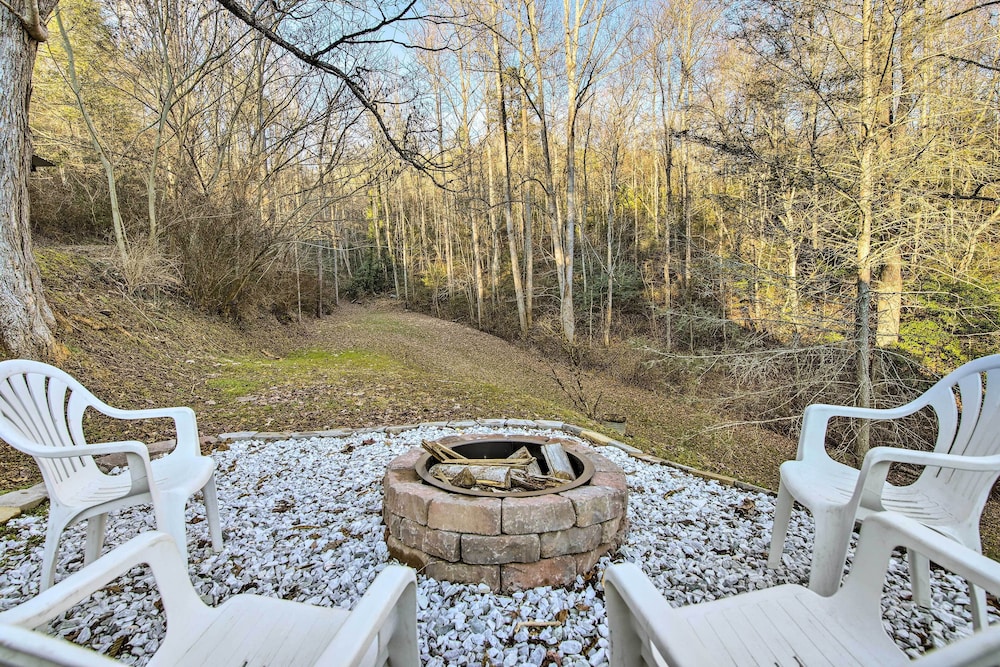Pet-friendly Gatlinburg Cabin w/ Hot Tub!