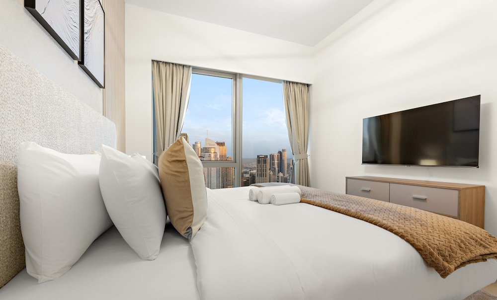 SML Vacation Homes - Sky High Apartments with Burj Khalifa and Dubai Fountain Views @ Grande Signature, Downtown Dubai