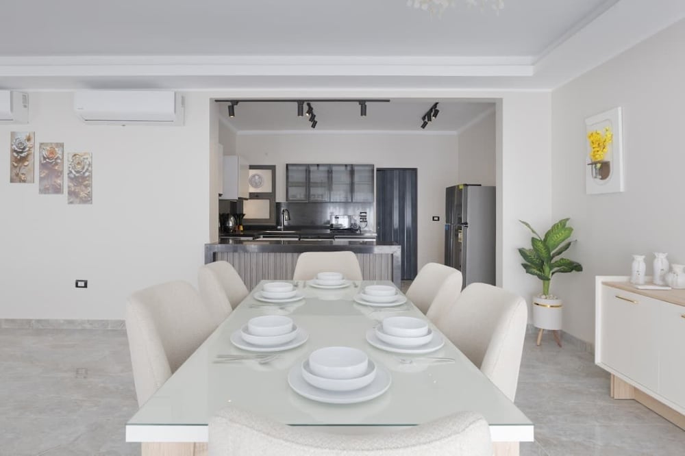 Upper Duplex 3BR in Eastown Sodic