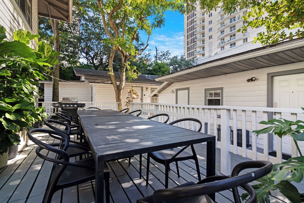 7BD Downtown Oasis Pool