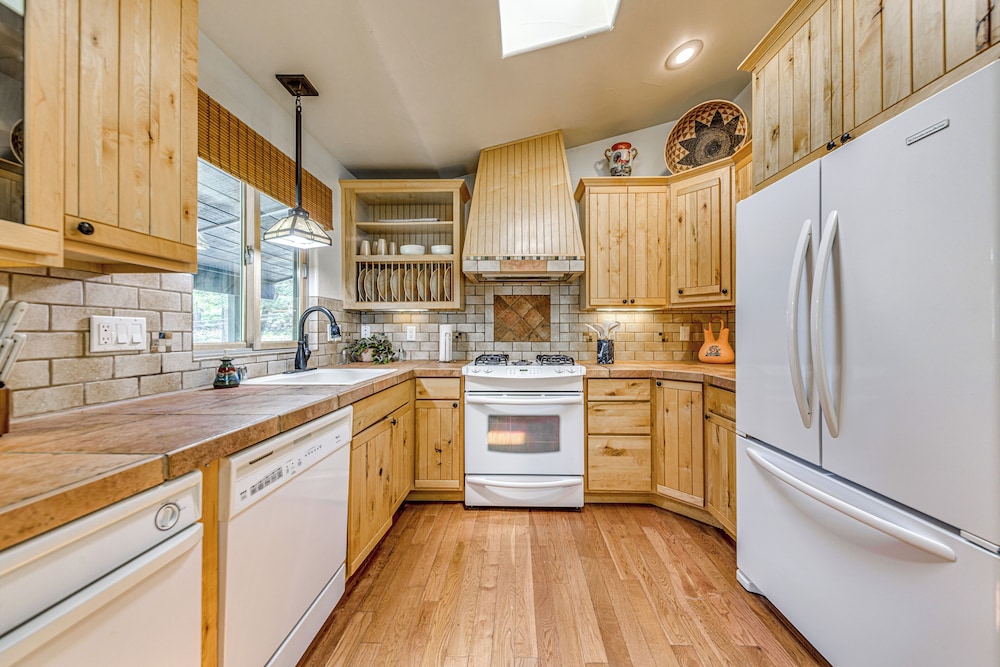 18 Mi to Ski Apache - Ruidoso Home Fit for Family!