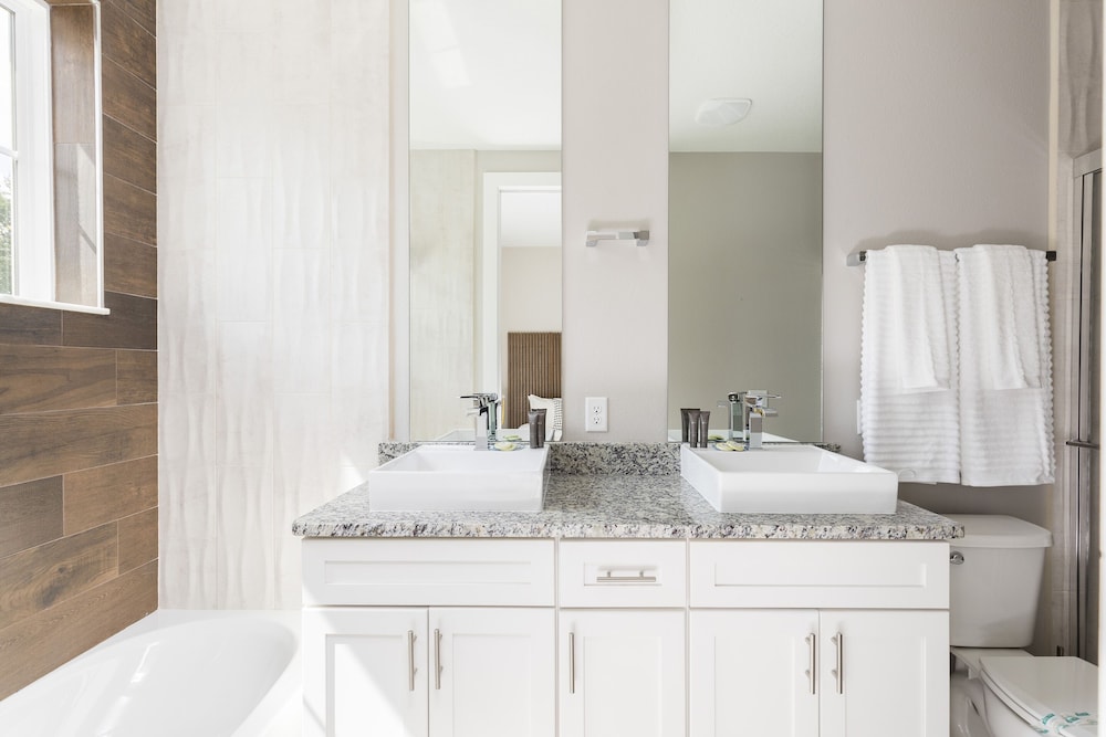 Summerville Vacation Homes by Columbia Management