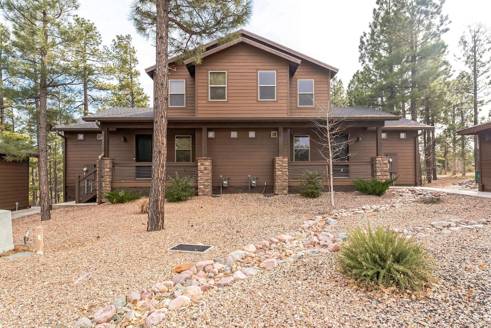Scenic Golf Retreat With Modern Comforts & Fireplace 4 Bedroom Townhouse