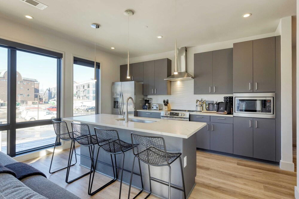Sleeps 42 7 Modern Midtown Apartments w/ Gym + Pool Walkable to Shops & Eats