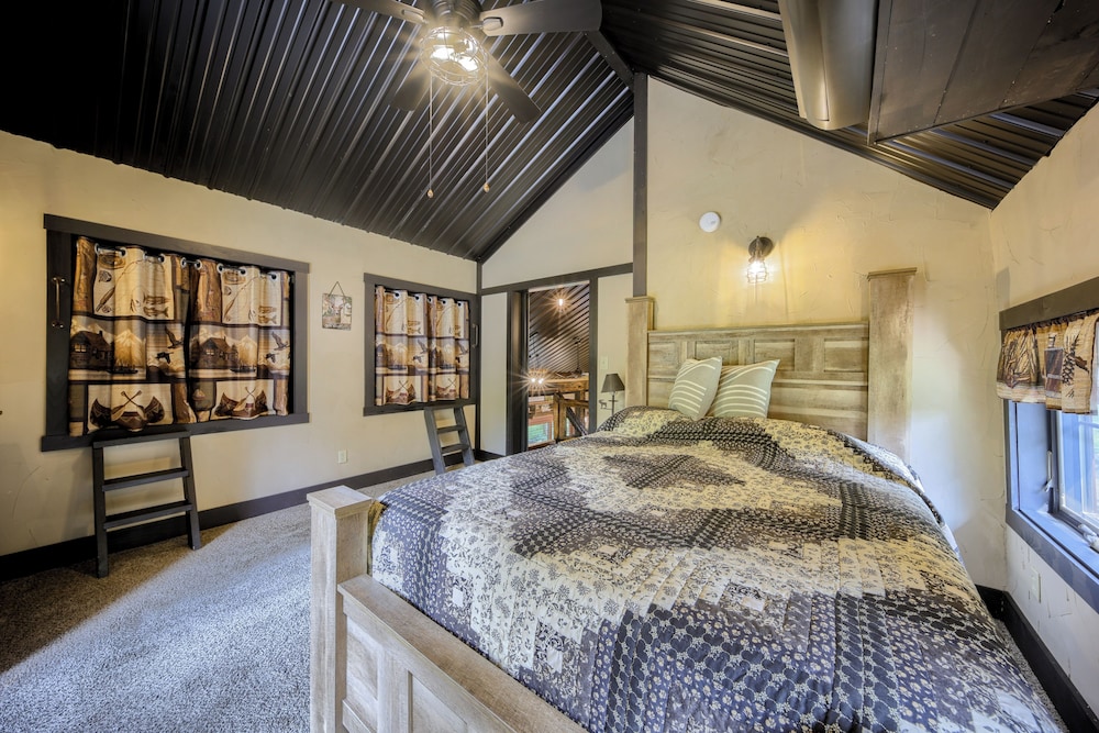 Willow Brook Getaway: Hot Tub, Deck in Mifflinburg