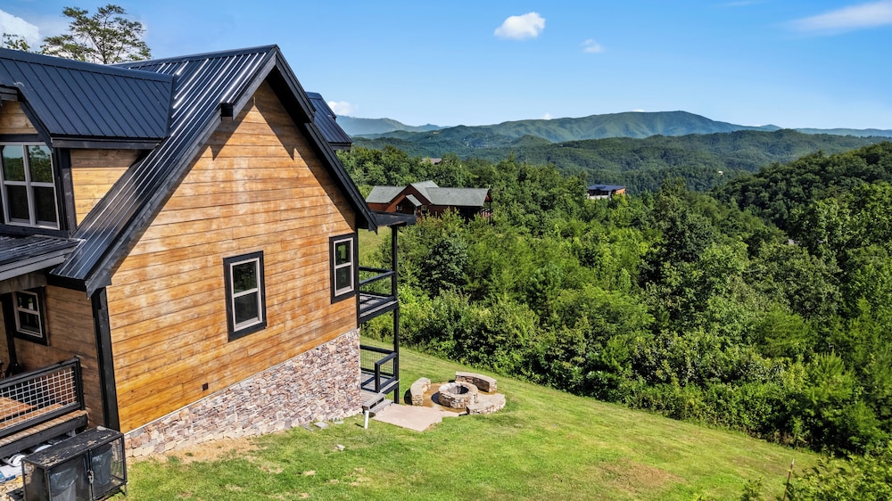 Amazing View Cabin w Gameroom Hot Tub Fire Pit