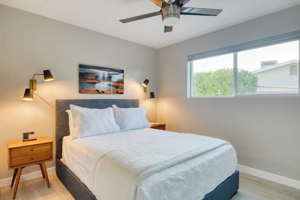 Near Camelback Mtn, Old Town, Trails, Golf + Spas w/ Pool, Hot Tub Camelback Casa by Avantstay