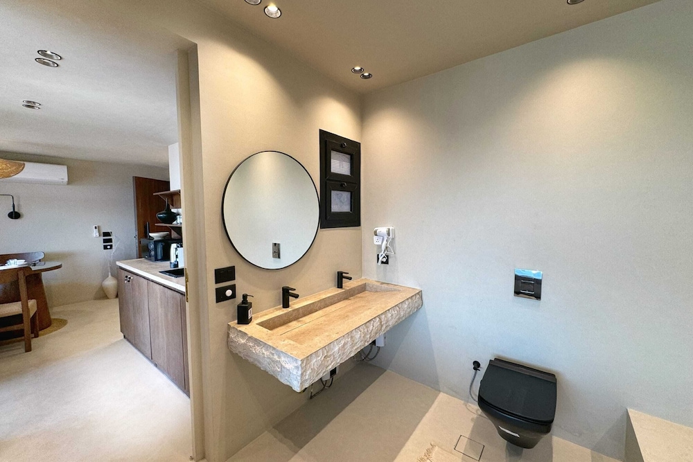 The 2 BDR Pyramids Vista w/ Bathtub