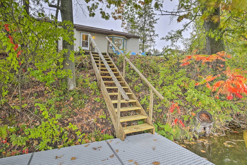Birchwood Cottage With Red Cedar Lake Access! view 5