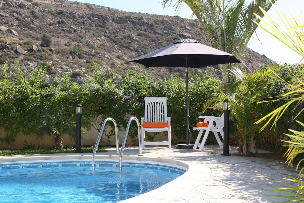 Seaside 2-bedroom Villa With Private Pool, Garden & Wifi Your Perfect Escape!