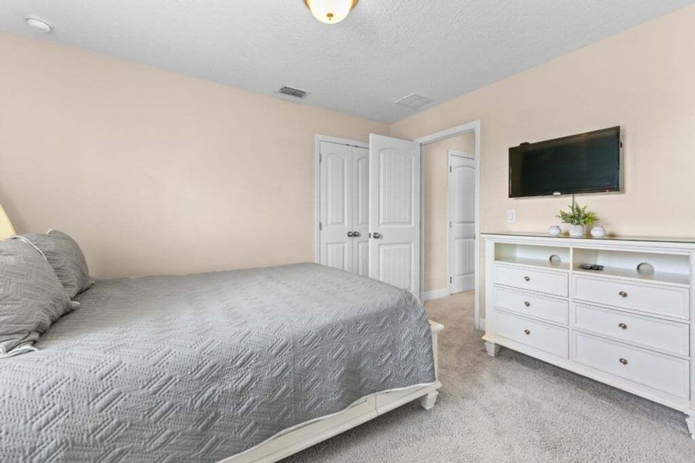 Spacious 5-Bedroom Resort Pool Home with Lake View 5 Villa