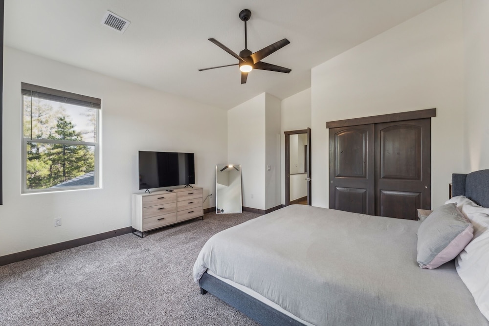 Scenic Golf Retreat With Modern Comforts & Fireplace 4 Bedroom Townhouse