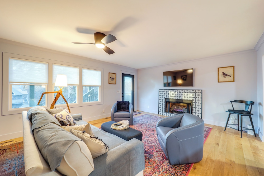 Steps to Dtwn & Fabulous Restaurants: Chic Condo