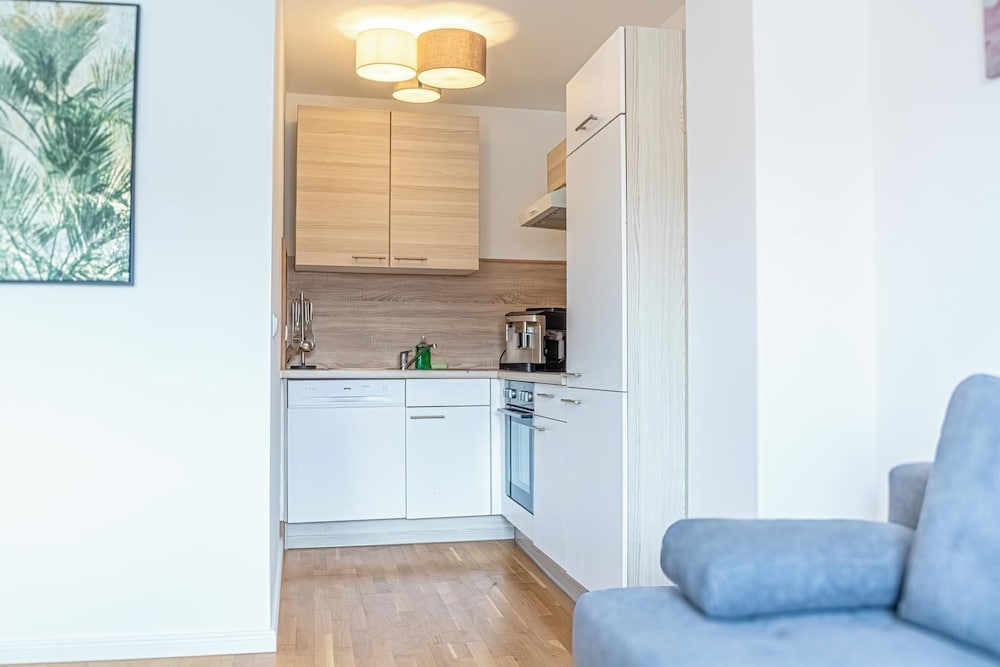 9 Min Metro City Center 1BR 1LR Apt