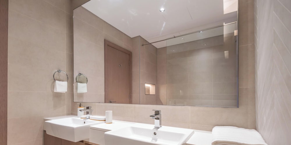 LUX The Burj Khalifa Lagoon View Suite 5