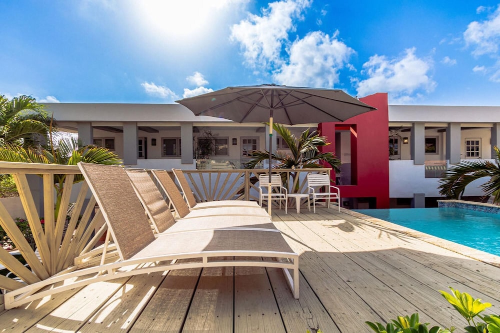 2BR 1BA Ground Level in the Heart of Aruba Pool