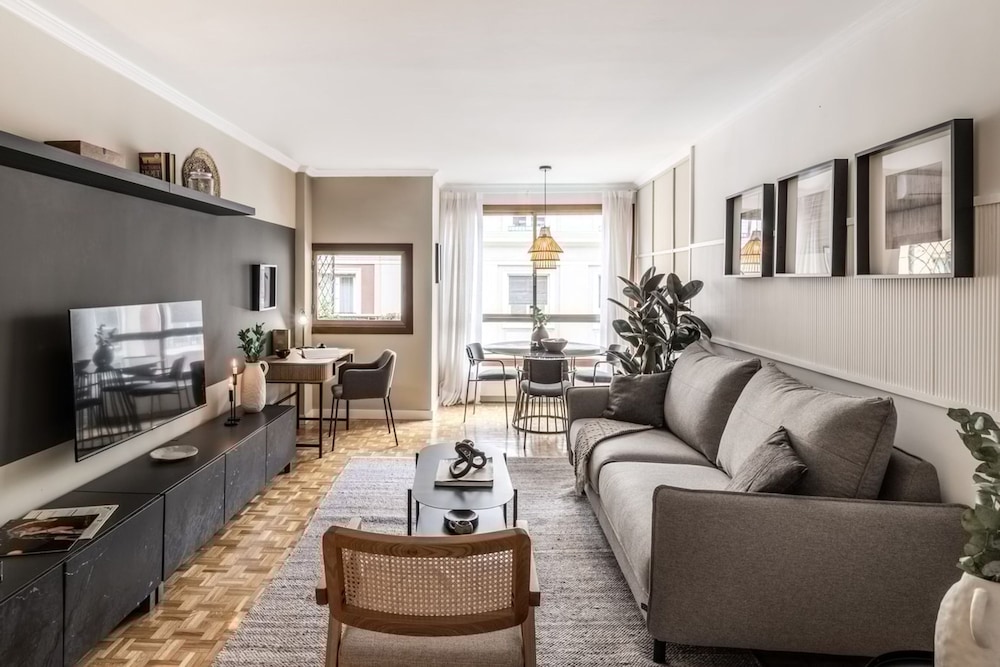 Movida - 2 Bedroom and Pool in Chamber