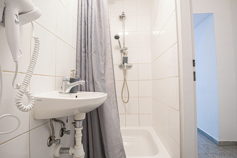 3 Apartments For 16 Near Lugner