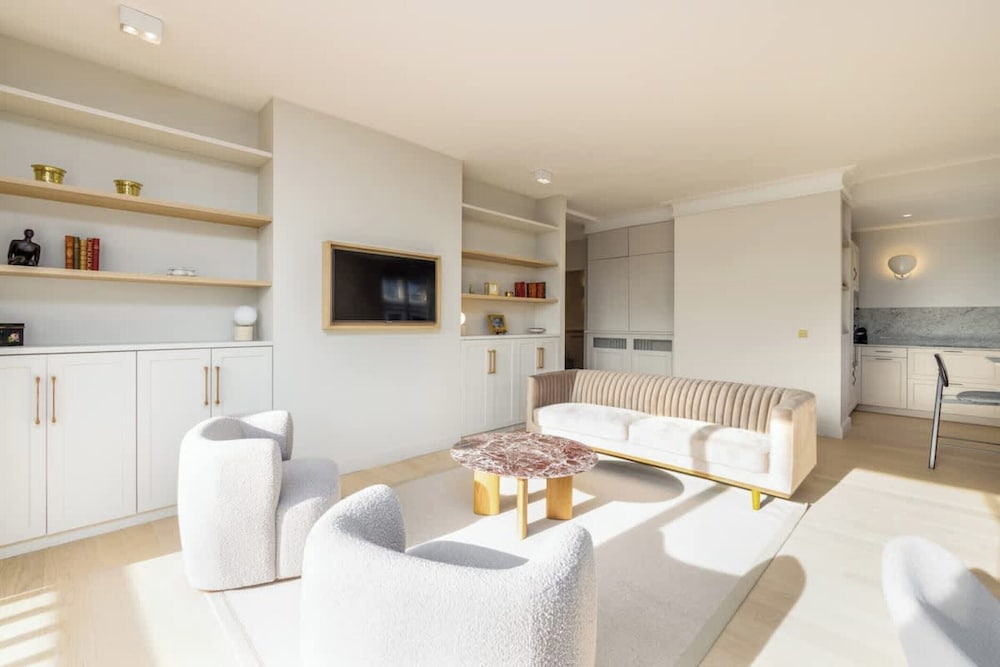 Luxury sea View 3br-2ba With Services in Deauville
