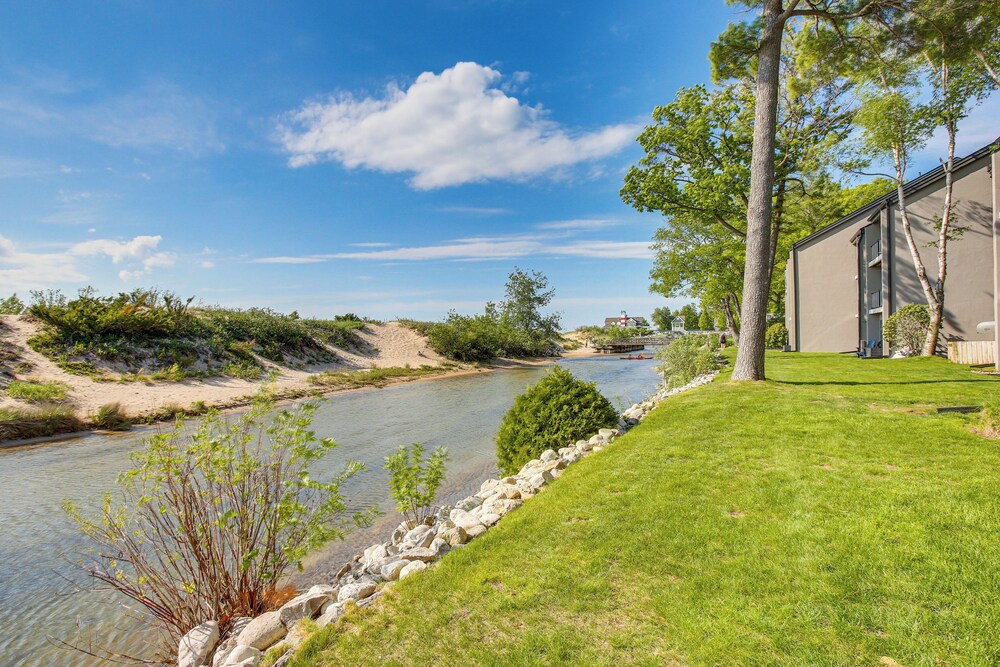 Glen Arbor Riverfront Retreat: Steps to Beach!