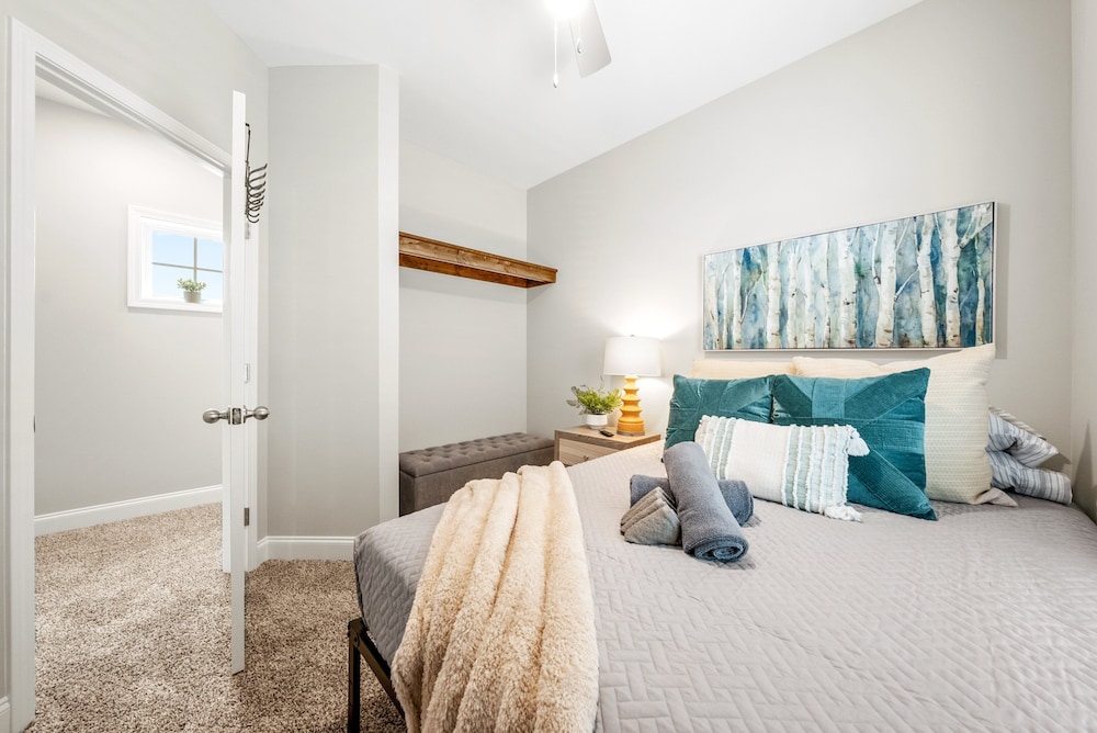 Adam's Downtown Retreat w/ Rooftop Access