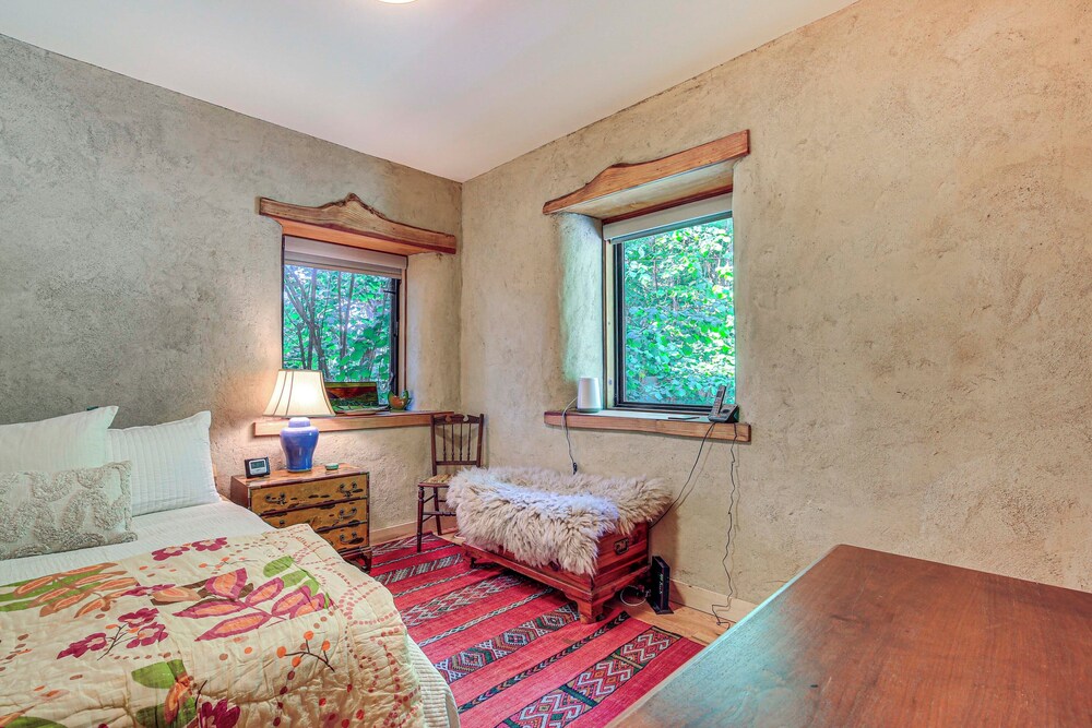 Unique & Serene Retreat, 7 Mi to Downtown Portland