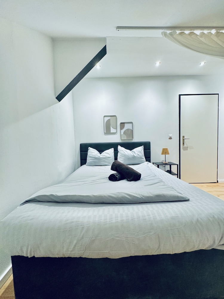 Comfortable 5 BR Apt near Schonbrunn