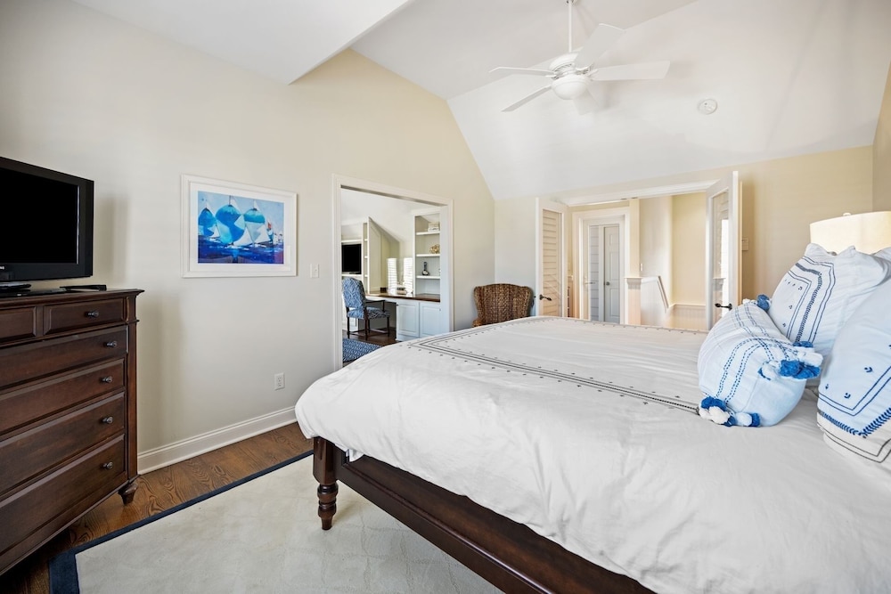 Walking Distance To The Beach In Conveniently Located Ocean Park 4 Bedroom Home by Peace Vacations view 3