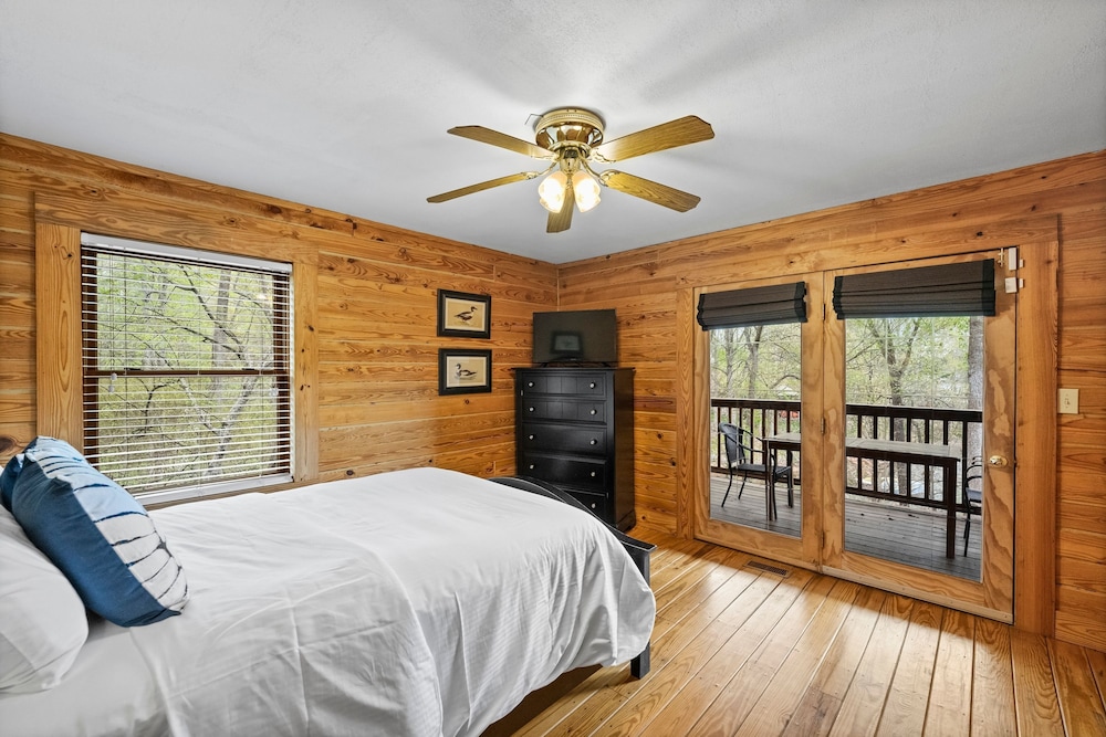 Lakeside Lodge by Avantstay Hot Tub Dock