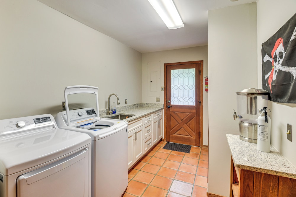 Little Lake George Hideaway w/ Furnished Boathouse