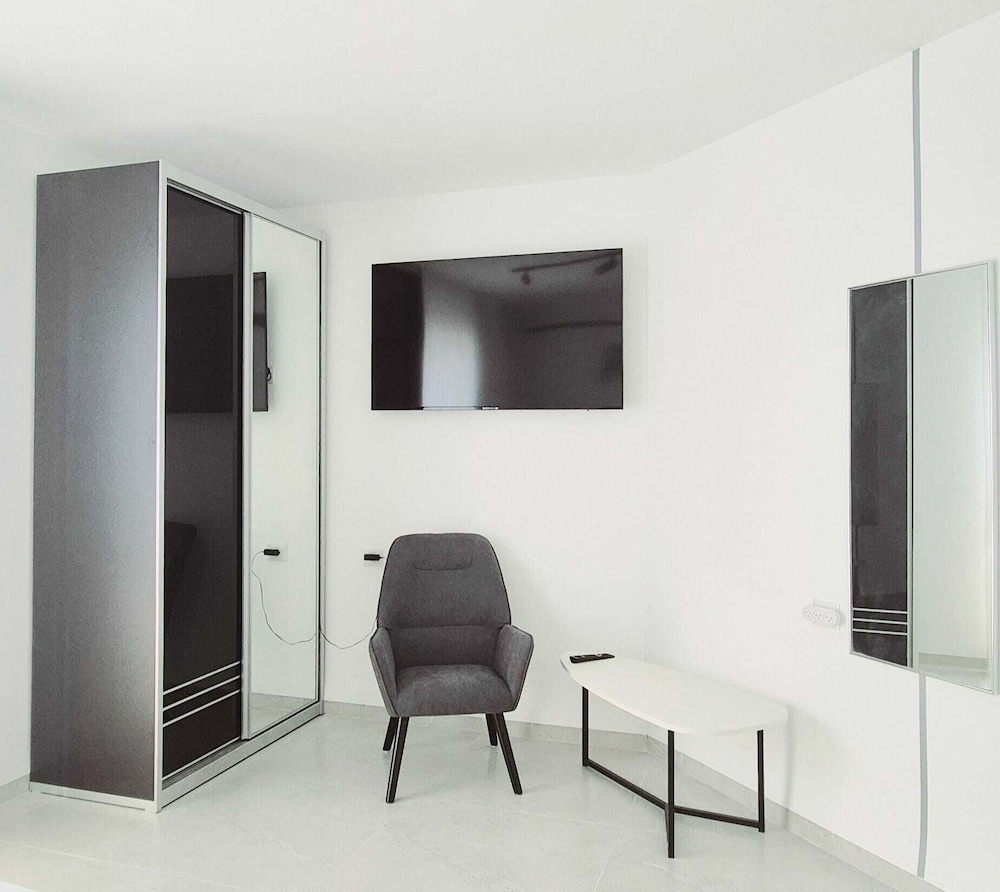 8Go to Leonardo apartments