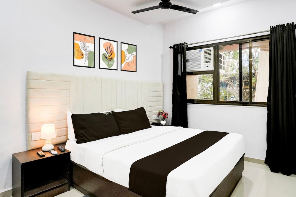 Cozy Deluxe Room Near Juhu Beach Mumbai