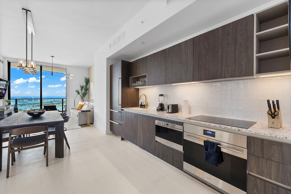 Lux Studio W City Views and Pool