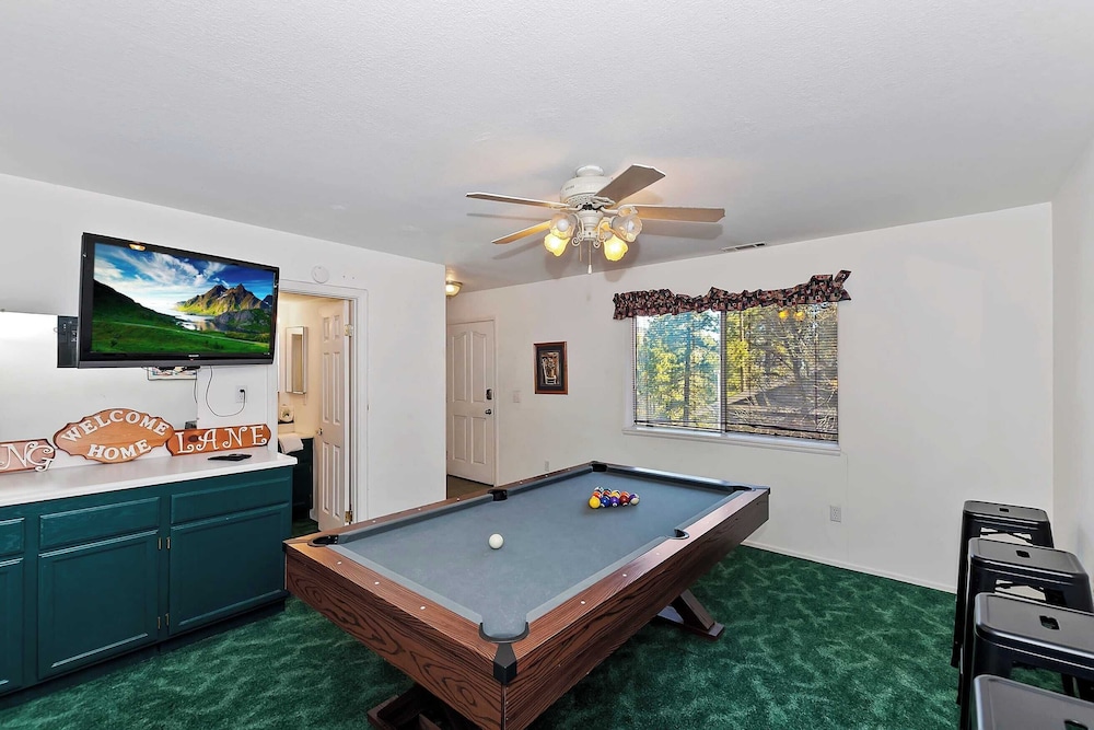 Mountain Palette by Avantstay Hot Tub, Game Room, Deck, Sweeping Views!